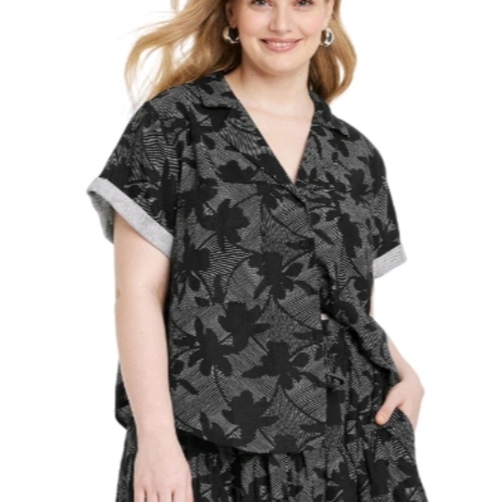 ❤️10/$10 New Black and Gray Floral Button-Up Shirt